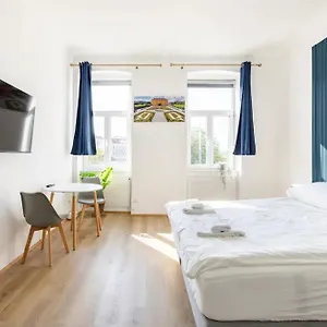 Near Schoenbrunn & Metro Apartment