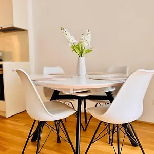 Momentic - Riverside Apartment